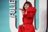 Lady Gaga destaca con un look monocromático en rojo en el estreno de Joker 2.