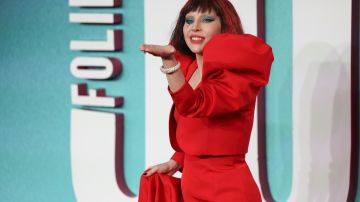 Lady Gaga destaca con un look monocromático en rojo en el estreno de Joker 2.