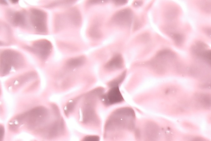 El agua micelar tiene múltiples funciones en una rutina.