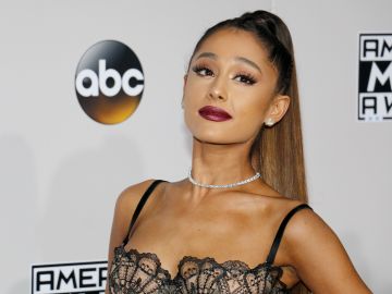 La nueva colección de maquillaje de Ariana Grande está inspirada en su personaje en Wicked.