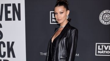 Bella Hadid desfiló en el nuevo show de Yves Saint Laurent.