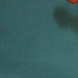 Bella Hadid, embajadora de la línea de belleza de Prada, luce el tono B32 Caffè de la colección Prada Touch.