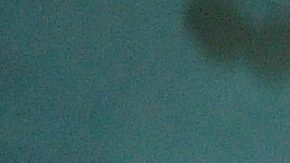 Bella Hadid, embajadora de la línea de belleza de Prada, luce el tono B32 Caffè de la colección Prada Touch.