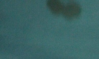 Bella Hadid, embajadora de la línea de belleza de Prada, luce el tono B32 Caffè de la colección Prada Touch.