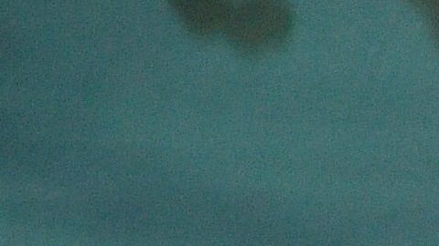 Bella Hadid, embajadora de la línea de belleza de Prada, luce el tono B32 Caffè de la colección Prada Touch.