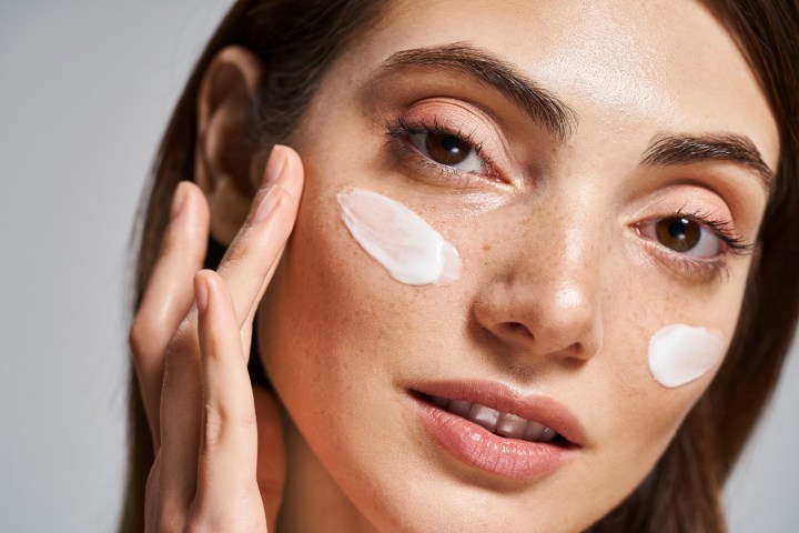 Evita el envejecimiento con los mejores productos de Clarins.
