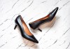 Luce los zapatos en tendencia de la temporada con los Kitten Heels.