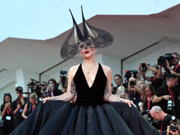 Lady Gaga lleva su mejor look al Festival de Venecia.