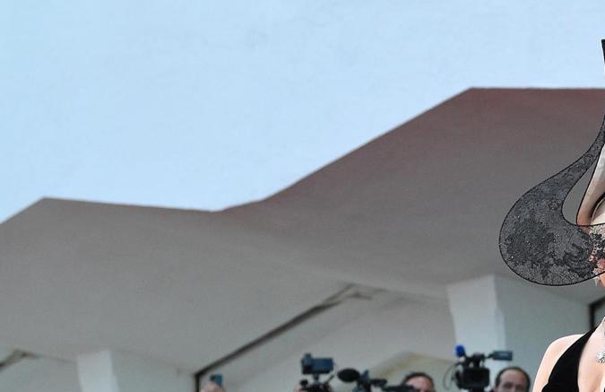 Lady Gaga destaca con su look en el Festival de Cine.