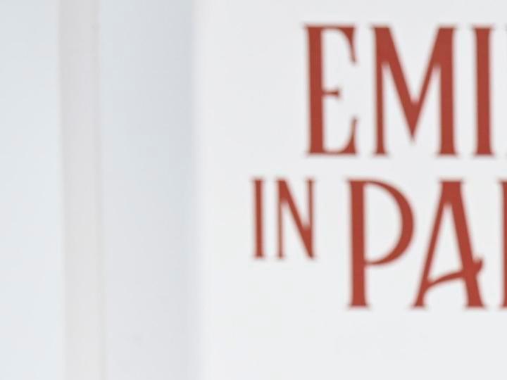 Lily Collins lleva su mejor look al estreno de "Emily en Paris".