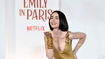 Lily Collins lleva su mejor look al estreno de "Emily en Paris".