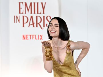 Lily Collins lleva su mejor look al estreno de "Emily en Paris".