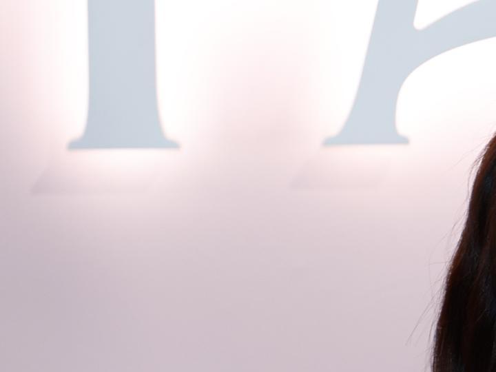 Lily Collins destacó con un nuevo look italiano de Versace.