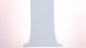 Lily Collins destacó con un nuevo look italiano de Versace.