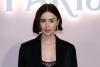 Lily Collins destacó con un nuevo look italiano de Versace.