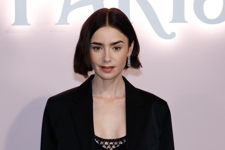 Lily Collins destacó con un nuevo look italiano de Versace.
