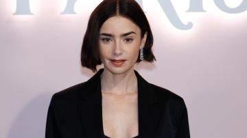 Lily Collins destacó con un nuevo look italiano de Versace.