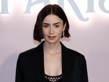 Lily Collins destacó con un nuevo look italiano de Versace.