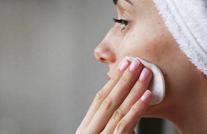 Prepara tu piel con acné antes de aplicar los cosméticos de maquillaje.