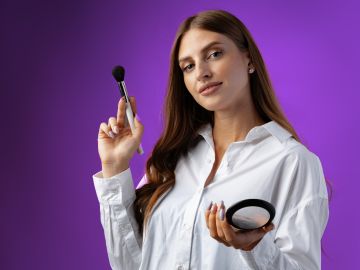 El polvo morado es la nueva tendencia de maquillaje.