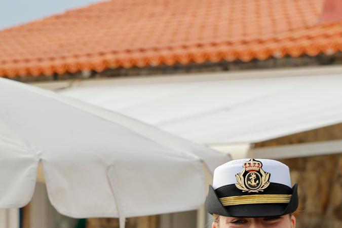 Los reyes Felipe VI y Letizia posan acompañados de la princesa Leonor durante un almuerzo familiar en un restaurante de la Villagarcía de Arousa.