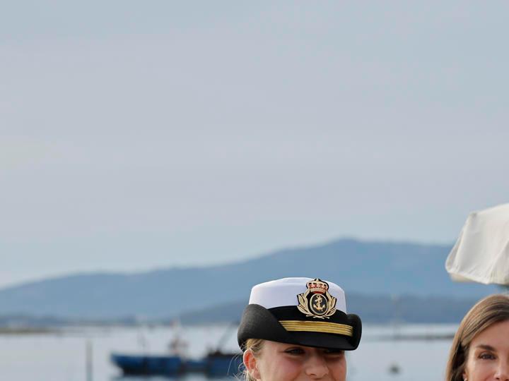 La reina Letizia usó un nuevo look de estilo casual con jeans.