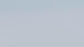 La reina Letizia usó un nuevo look de estilo casual con jeans.