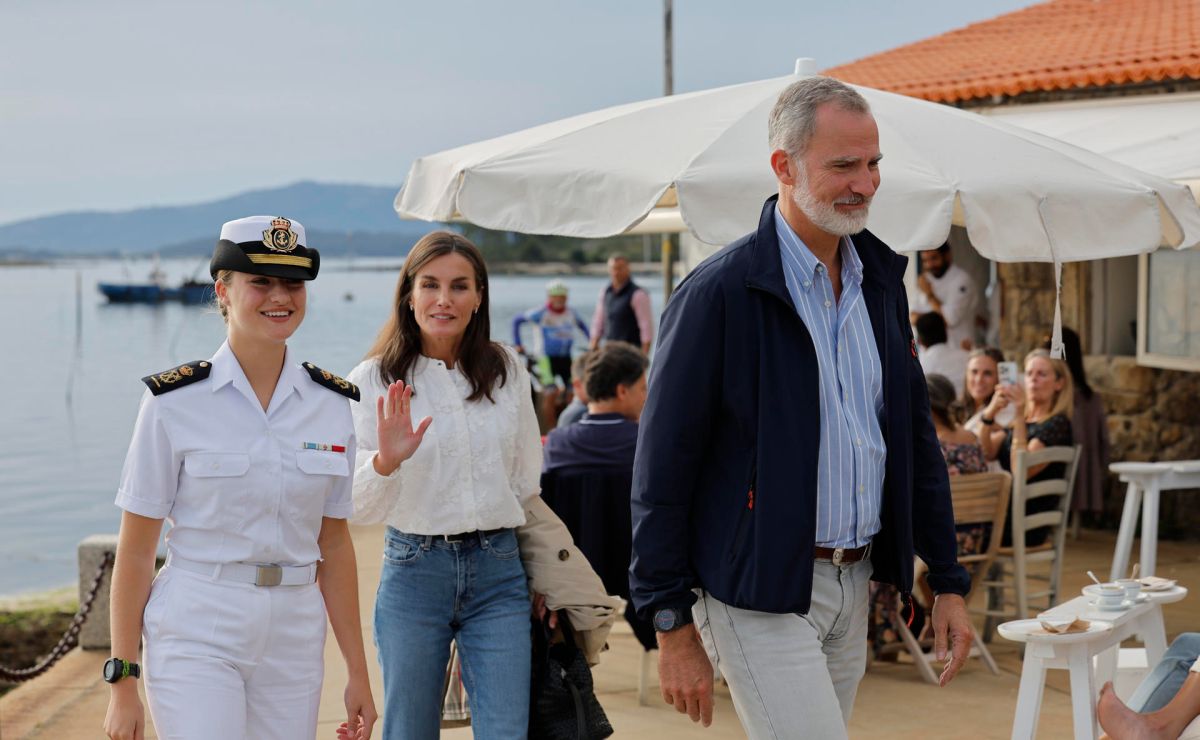 Look of the day: Queen Letizia wears trendy jeans for autumn