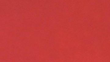 Sabrina Carpenter arregla su cabello con un spray de 20 dólares.