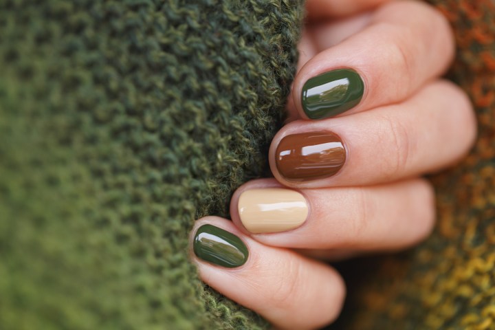 Usa los colores en tendencia para tus uñas de otono.