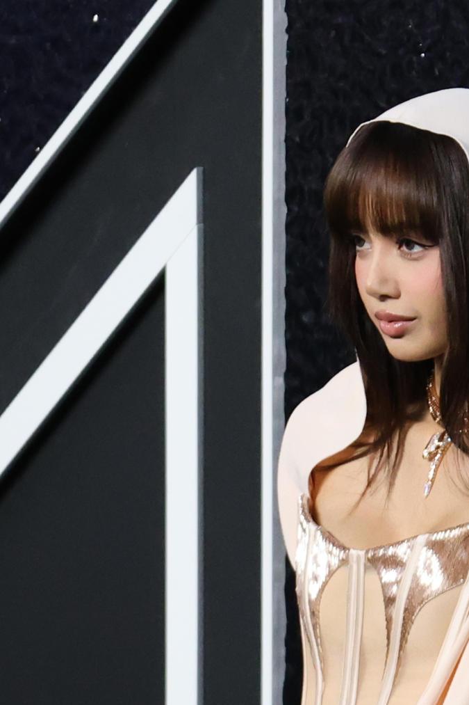 Lisa en la alfombra "negra" de los VMAs. 