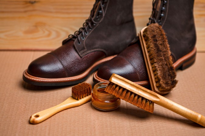 Limpia tus zapatos de piel con un cepillo de cerdas suaves.