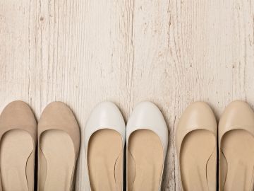 Mejora tus looks de otoño al usar los zapatos planos en tendencia.