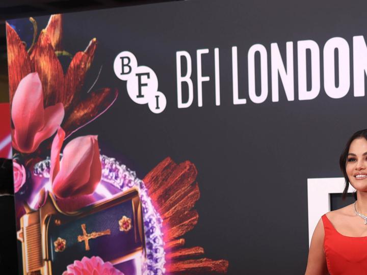 Selena Gomez destacó con su look en el Festival de Cine BFI que se realizó en Londres.