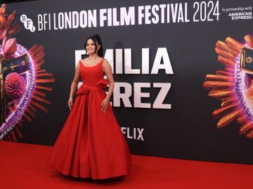 Selena Gomez destacó con su look en el Festival de Cine BFI que se realizó en Londres.