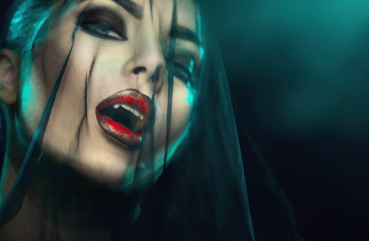 El maquillaje de vampiro es uno de los looks clásicos para la noche de Halloween.