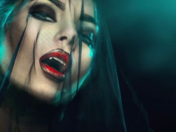 El maquillaje de vampiro es uno de los looks clásicos para la noche de Halloween.