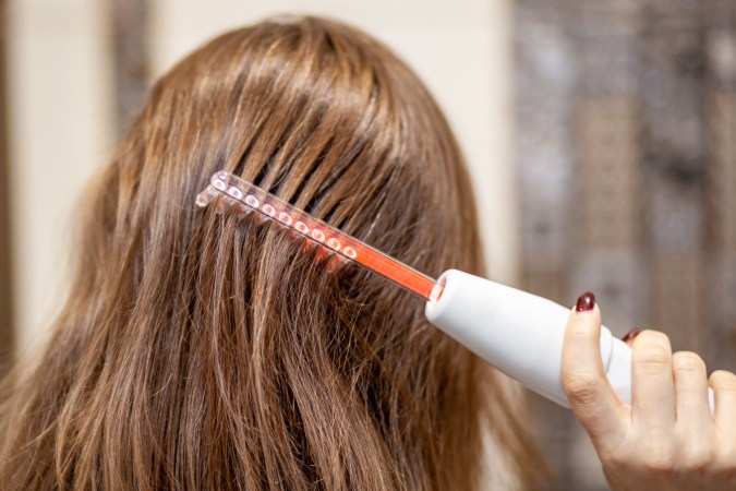 La alta frecuencia actúa en el cuero cabelludo para activar la circulación sanguínea.