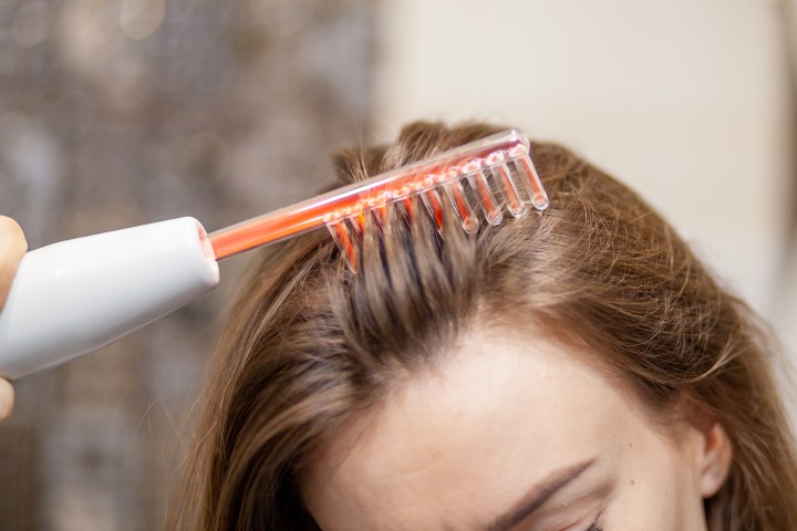 La alta frecuencia mejora el cuidado del cabello debido a los múltiples beneficios que ofrece.