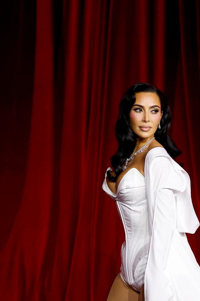 Kim Kardashian asiste a la alfombra roja de la Academy Museum Gala.