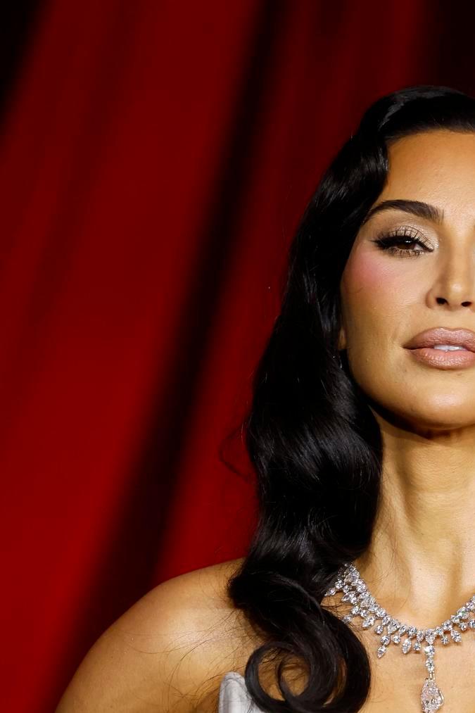 Kim Kardashian asiste a la alfombra roja de la Academy Museum Gala.