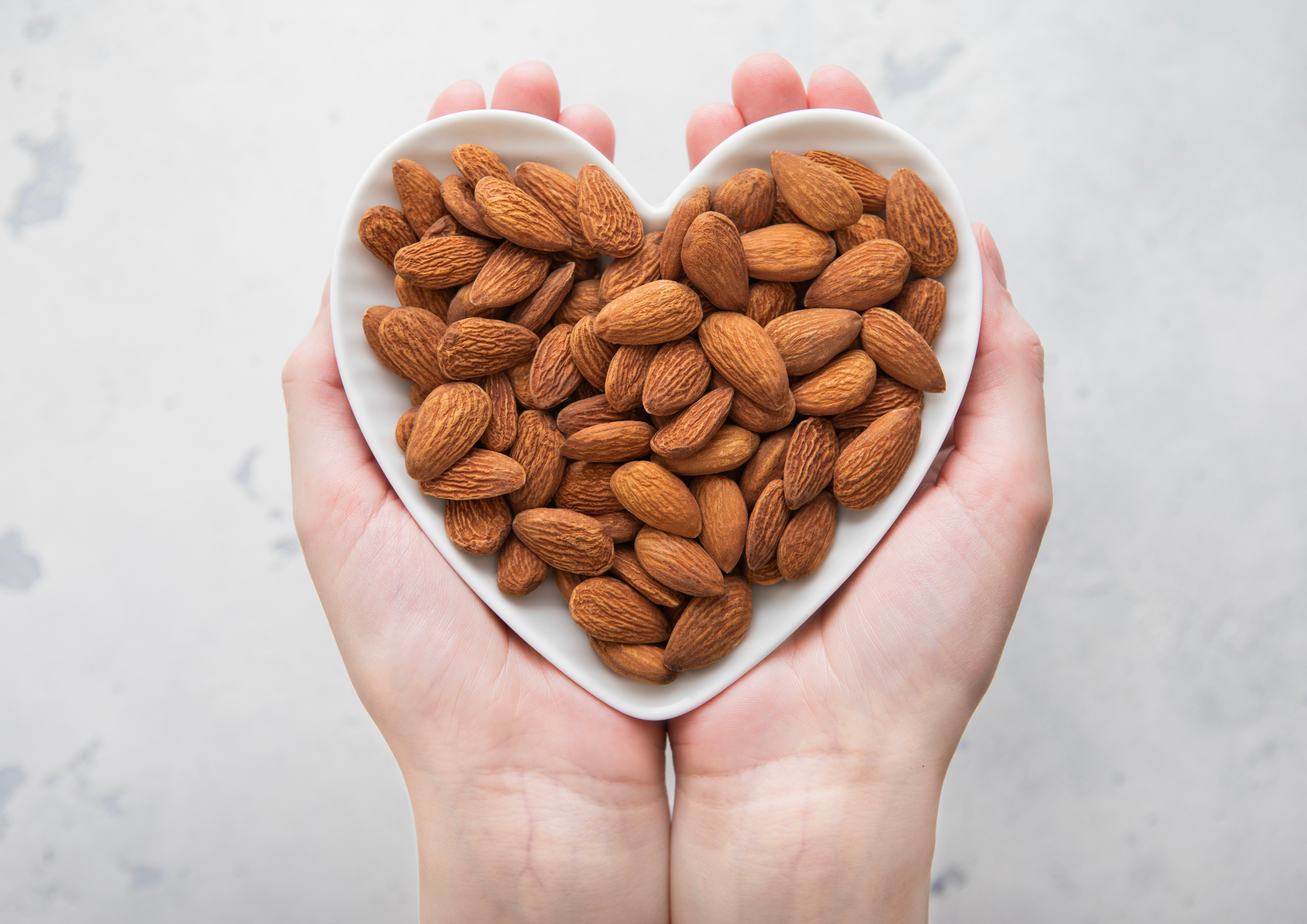 Las almendras y nueces son alimentos ricos en Omega 3.