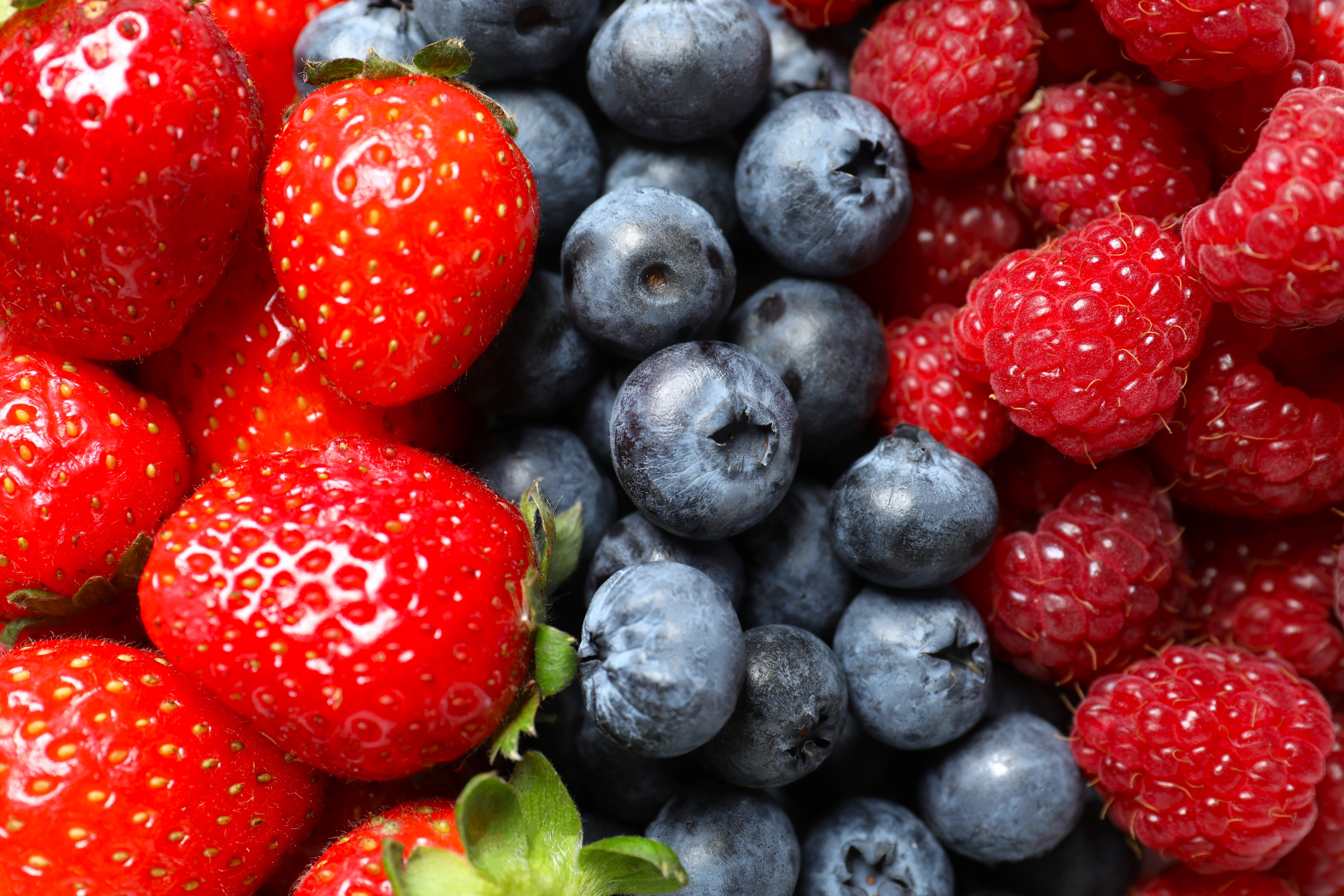 Las fresas y arándanos puedes acompañar tus snacks para cuidar el cabello.