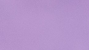 Anne Hathaway revela su maquillaje favorito para llevar en el bolso.