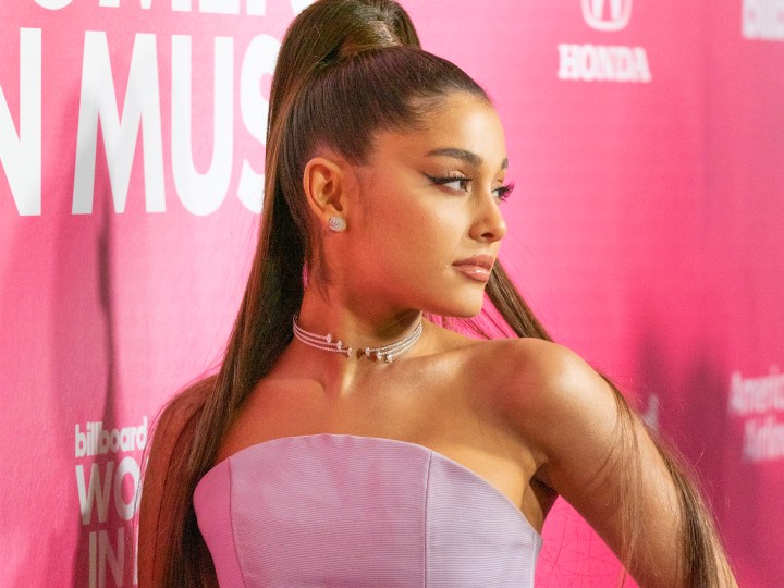 Ariana Grande se inspira en Glinda para usar un vestido blanco.