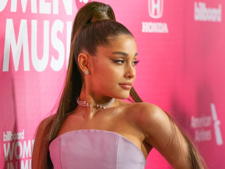Ariana Grande destaca en Saturday Night Live con un vestido vintage.