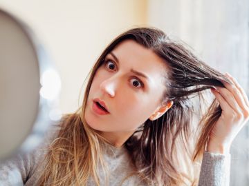 Cuida tu cabello graso para que luzca saludable y limpio.