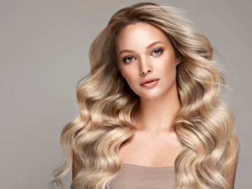 Cuida tu cabello rubio con los productos adecuados.
