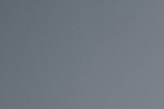 La ropa ajustada puede favorecer la aparición de brotes de acné en la espalda.