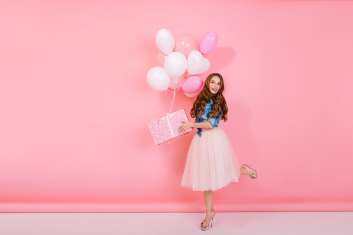 Las faldas globos resultan ideales para combinar en cualquier look.
